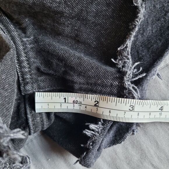 Abercrombie & Fitch The 90s Relaxed Cutoff Short High Rise Black Denim Size 27 - Picture 6 of 7